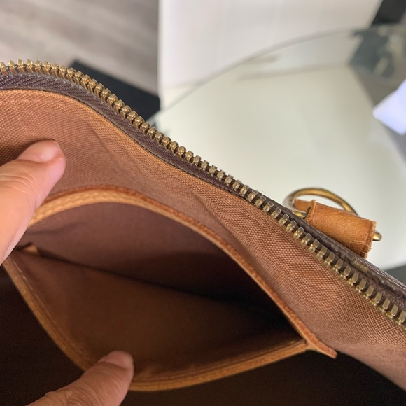 Louis Vuitton - Picture 9 of 14